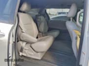 ✅ 2018 Toyota Sienna XLE • VIN: 5TDYZ3DC8JS953584 • Lot: 93465855. Wystawiony na Copart z przebiegiem 60 045 mil. Bezpłatny archiwum sprzedaży aukcyjnych z USA i szczegółowy raport historii pojazdu na DreamBid. Zdjęcie 11.