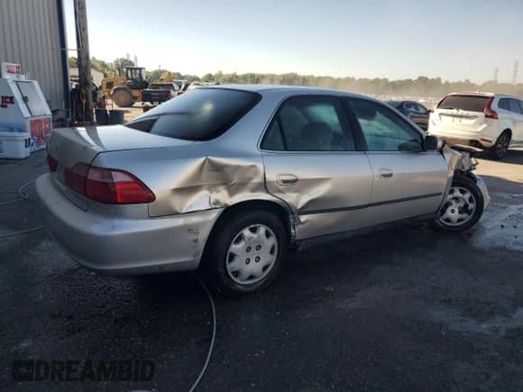 1998 Honda Accord LX z VIN 1HGCG5647WA082037, wystawiony jako Copart lot #84946085 z przebiegiem 156 715 mil mil oraz Szkoda całkowita • Salvage title. Historia ofert i sprzedaży dostępna na DreamBid. Obrazek 3.