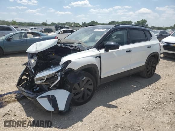 ✅ 2024 Volkswagen Taos SE Black • VIN: 3VVLX7B26RM112782 • Lot: 64684795. Listed on Copart with 11,172 mi. Free auction sales archive from the USA and detailed vehicle history report at DreamBid. Image 1.