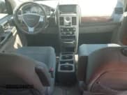 ✅ 2010 Chrysler Town & Country LX • VIN: 2A4RR2D12AR463996 • Lot: 64144025. Wystawiony na Copart z przebiegiem 179 794 mil. Bezpłatny archiwum sprzedaży aukcyjnych z USA i szczegółowy raport historii pojazdu na DreamBid. Zdjęcie 8.