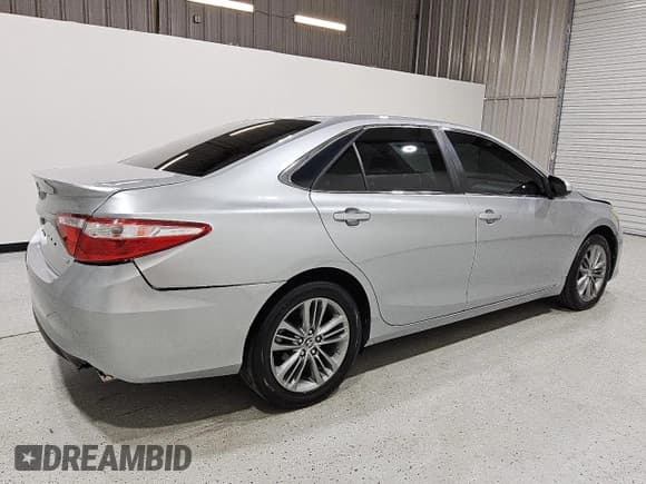 ✅ 2015 Toyota Camry SE • VIN: 4T1BF1FK5FU001261 • Lot: 87028885. Wystawiony na Copart z przebiegiem 126 994 mil. Bezpłatny archiwum sprzedaży aukcyjnych z USA i szczegółowy raport historii pojazdu na DreamBid. Zdjęcie 3.