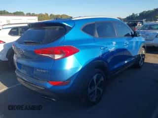 2016 Hyundai Tucson Sport z VIN KM8J33A26GU088757, wystawiony jako IAAI lot #43504818 z przebiegiem 149 181 mil mil oraz . Historia ofert i sprzedaży dostępna na DreamBid. Obrazek 4.