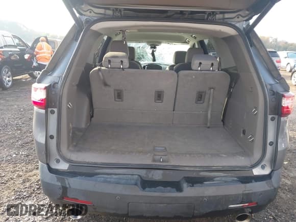 ✅ 2020 Chevrolet Traverse LT Cloth • VIN: 1GNERGKW7LJ163823 • Lot: 43634883. Wystawiony na IAAI z przebiegiem 142 044 mil. Bezpłatny archiwum sprzedaży aukcyjnych z USA i szczegółowy raport historii pojazdu na DreamBid. Zdjęcie 18.