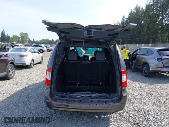 ✅ 2016 Chrysler Town & Country S • VIN: 2C4RC1HG0GR138532 • Lot: 42164215. Listed on IAAI with 55,486 mi. Free auction sales archive from the USA and detailed vehicle history report at DreamBid. Image 16.