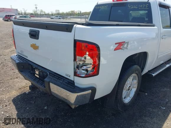 ✅ 2013 Chevrolet Silverado 1500 LTZ • VIN: 3GCPKTE24DG123063 • Lot: 42061675. Wystawiony na IAAI z przebiegiem 221 813 mil. Bezpłatny archiwum sprzedaży aukcyjnych z USA i szczegółowy raport historii pojazdu na DreamBid. Zdjęcie 17.