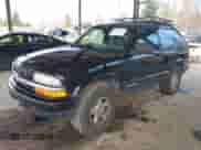 1999 Chevrolet Blazer LS z VIN 1GNCT18W3XK216840, wystawiony jako IAAI lot #41534524 z przebiegiem 199 982 mil mil oraz . Historia ofert i sprzedaży dostępna na DreamBid. Obrazek 2.