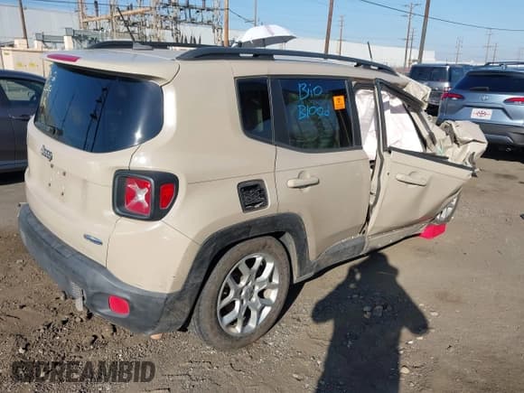 ✅ 2015 Jeep Renegade Latitude • VIN: ZACCJABT0FPB58428 • Lot: 43400756. Wystawiony na IAAI z przebiegiem Nie podano. Bezpłatny archiwum sprzedaży aukcyjnych z USA i szczegółowy raport historii pojazdu na DreamBid. Zdjęcie 4.