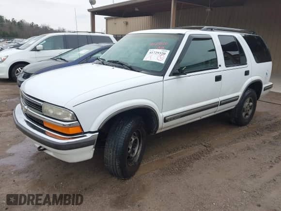 1998 Chevrolet Blazer LT with VIN 1GNDT13WXW2290766, listed as a IAAI auction lot 41729320 with 160,353 mi miles and . Bid and sale history available at DreamBid. Image 2.