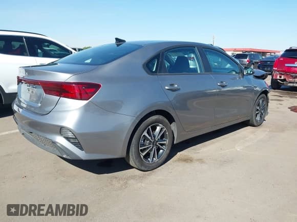 ✅ 2024 Kia Forte LXS • VIN: 3KPF24AD9RE800197 • Lot: 43585078. Wystawiony na IAAI z przebiegiem 31 325 mil. Bezpłatny archiwum sprzedaży aukcyjnych z USA i szczegółowy raport historii pojazdu na DreamBid. Zdjęcie 4.