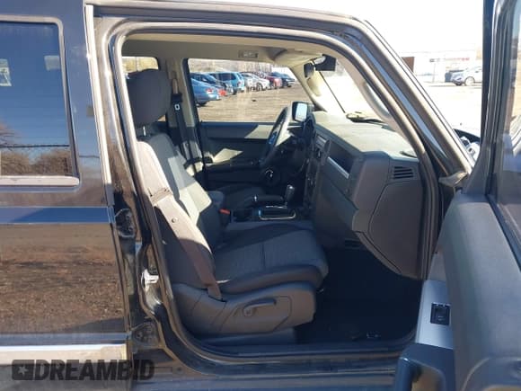 ✅ 2010 Jeep Commander Sport • VIN: 1J4RG4GK4AC158319 • Lot: 41824621. Listed on IAAI with 63,061 mi. Free auction sales archive from the USA and detailed vehicle history report at DreamBid. Image 5.