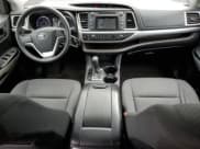 ✅ 2018 Toyota Highlander LE • VIN: 5TDBZRFHXJS877061 • Лот: 81778305. Опубликован ранее на Copart с пробегом 103 162 миль. Бесплатный доступ к архиву аукционных продаж из США и подробный отчёт об истории автомобиля на DreamBid. Изображение 8.