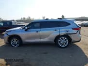 ✅ 2023 Toyota Highlander Hybrid Limited • VIN: 5TDYARAH9PS523498 • Лот: 43045233. Опубликован ранее на IAAI с пробегом 35 951 миль. Бесплатный доступ к архиву аукционных продаж из США и подробный отчёт об истории автомобиля на DreamBid. Изображение 14.