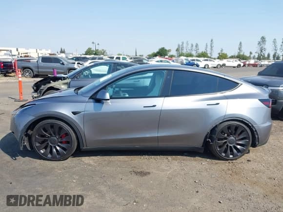 ✅ 2025 Tesla Model Y Performance • VIN: 7SAYGDEF7SF261071 • Lot: 42738857. Listed on IAAI with 7,305 mi. Free auction sales archive from the USA and detailed vehicle history report at DreamBid. Image 15.