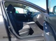 ✅ 2018 Mazda 3 Sport • VIN: 3MZBN1K75JM171686 • Lot: 43363933. Wystawiony na IAAI z przebiegiem 74 025 mil. Bezpłatny archiwum sprzedaży aukcyjnych z USA i szczegółowy raport historii pojazdu na DreamBid. Zdjęcie 5.