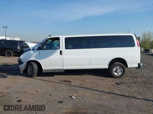 ✅ 2020 Chevrolet Express Passenger LT • VIN: 1GAZGPFG3L1177956 • Lot: 42084384. Listed on IAAI with 76,879 mi. Free auction sales archive from the USA and detailed vehicle history report at DreamBid. Image 13.