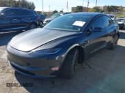 ✅ 2024 Tesla Model 3 • VIN: 5YJ3E1EA7RF736647 • Lot: 41372410. Wystawiony na IAAI z przebiegiem 12 889 mil. Bezpłatny archiwum sprzedaży aukcyjnych z USA i szczegółowy raport historii pojazdu na DreamBid. Zdjęcie 18.