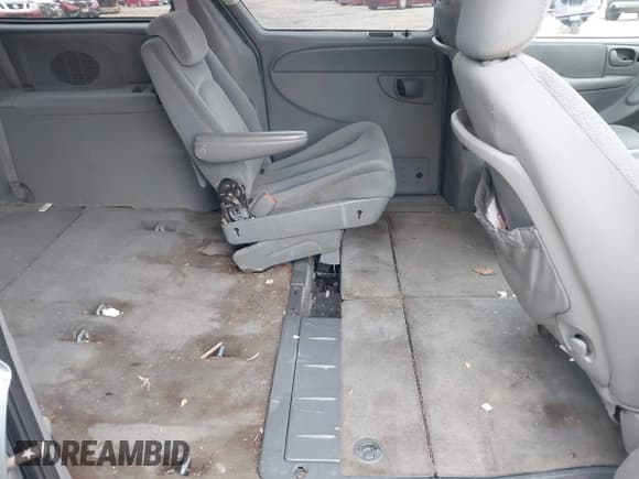 ✅ 2005 Dodge Caravan SXT • VIN: 2D4GP44L05R435073 • Lot: 43633448. Wystawiony na IAAI z przebiegiem 359 537 mil. Bezpłatny archiwum sprzedaży aukcyjnych z USA i szczegółowy raport historii pojazdu na DreamBid. Zdjęcie 8.