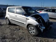 ✅ 2013 Kia Soul • VIN: KNDJT2A52D7528203 • Лот: 47174264. Опубликован ранее на Copart с пробегом 78 702 миль. Бесплатный доступ к архиву аукционных продаж из США и подробный отчёт об истории автомобиля на DreamBid. Изображение 4.