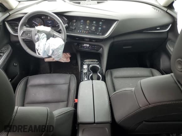 ✅ 2023 Buick Envision Essence • VIN: LRBFZPR44PD020235 • Lot: 61605375. Wystawiony na Copart z przebiegiem 7 466 mil. Bezpłatny archiwum sprzedaży aukcyjnych z USA i szczegółowy raport historii pojazdu na DreamBid. Zdjęcie 8.