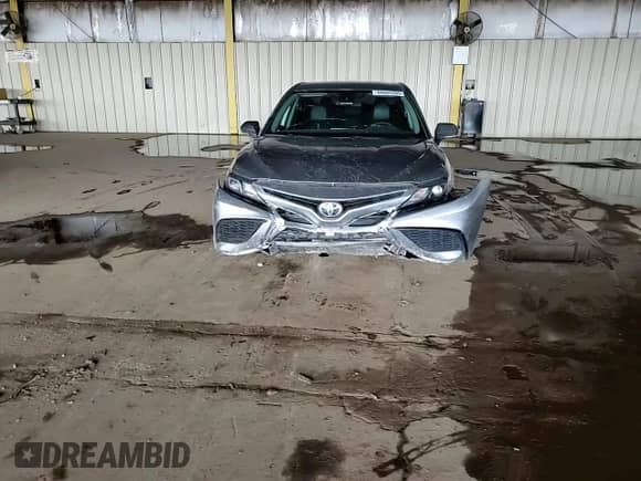2022 Toyota Camry SE z VIN 4T1G11AK0NU621820, wystawiony jako Copart lot #86604205 z przebiegiem 101 107 mil mil oraz Szkoda całkowita • Salvage title. Historia ofert i sprzedaży dostępna na DreamBid. Obrazek 13.