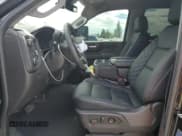 ✅ 2025 Chevrolet Silverado 2500HD Custom • VIN: 2GC4KME70S1200098 • Lot: 80285845. Wystawiony na Copart z przebiegiem 1 202 mil. Bezpłatny archiwum sprzedaży aukcyjnych z USA i szczegółowy raport historii pojazdu na DreamBid. Zdjęcie 7.