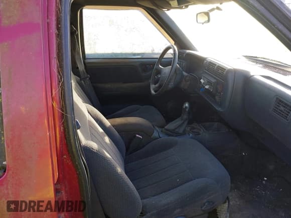 ✅ 1997 Chevrolet Blazer LS • VIN: 1GNDT13W3V2232285 • Lot: 41710231. Wystawiony na IAAI z przebiegiem 1 930 079 mil. Bezpłatny archiwum sprzedaży aukcyjnych z USA i szczegółowy raport historii pojazdu na DreamBid. Zdjęcie 5.
