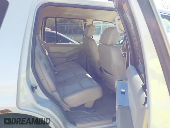 ✅ 2006 Mercury Mountaineer Luxury • VIN: 4M2EU47E06ZJ00536 • Lot: 43331923. Wystawiony na IAAI z przebiegiem 193 637 mil. Bezpłatny archiwum sprzedaży aukcyjnych z USA i szczegółowy raport historii pojazdu na DreamBid. Zdjęcie 8.