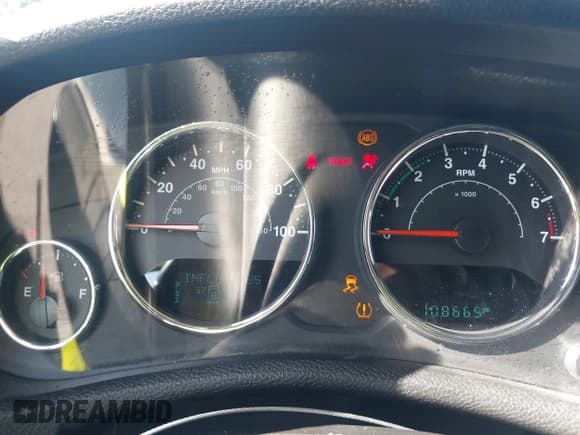 ✅ 2017 Jeep Wrangler Unlimited Sport • VIN: 1C4BJWDGXHL742948 • Lot: 43326548. Wystawiony na IAAI z przebiegiem 108 665 mil. Bezpłatny archiwum sprzedaży aukcyjnych z USA i szczegółowy raport historii pojazdu na DreamBid. Zdjęcie 7.