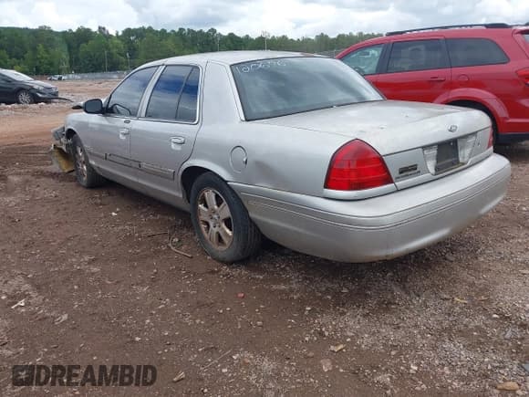 ✅ 2004 Ford Crown Victoria LX • VIN: 2FAFP74W54X120676 • Lot: 42989529. Wystawiony na IAAI z przebiegiem 128 413 mil. Bezpłatny archiwum sprzedaży aukcyjnych z USA i szczegółowy raport historii pojazdu na DreamBid. Zdjęcie 3.