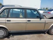 ✅ 1990 Volvo 240 • VIN: YV1AA8842L1424134 • Lot: 42626072. Wystawiony na IAAI z przebiegiem 87 728 mil. Bezpłatny archiwum sprzedaży aukcyjnych z USA i szczegółowy raport historii pojazdu na DreamBid. Zdjęcie 14.