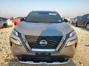 ✅ 2022 Nissan Rogue Platinum • VIN: JN8BT3DC2NW119229 • Lot: 65777745. Wystawiony na Copart z przebiegiem 41 233 mil. Bezpłatny archiwum sprzedaży aukcyjnych z USA i szczegółowy raport historii pojazdu na DreamBid. Zdjęcie 5.