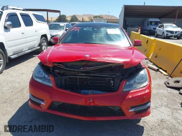 ✅ 2014 Mercedes-Benz C 250 • VIN: WDDGJ4HB9EG301900 • Lot: 42966909. Wystawiony na IAAI z przebiegiem 120 732 mil. Bezpłatny archiwum sprzedaży aukcyjnych z USA i szczegółowy raport historii pojazdu na DreamBid. Zdjęcie 13.