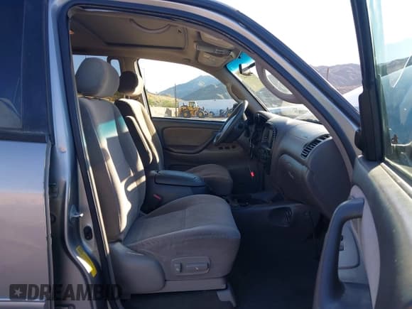 ✅ 2003 Toyota Sequoia SR5 • VIN: 5TDZT34A83S186830 • Lot: 43800247. Listed on IAAI with 236,923 mi. Free auction sales archive from the USA and detailed vehicle history report at DreamBid. Image 5.