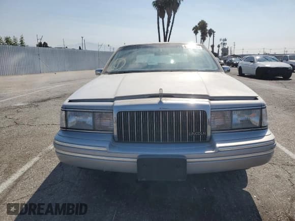 ✅ 1993 Lincoln Town Car Executive • VIN: 1LNLM81W2PY769755 • Lot: 67858185. Wystawiony na Copart z przebiegiem 25 016 mil. Bezpłatny archiwum sprzedaży aukcyjnych z USA i szczegółowy raport historii pojazdu na DreamBid. Zdjęcie 5.