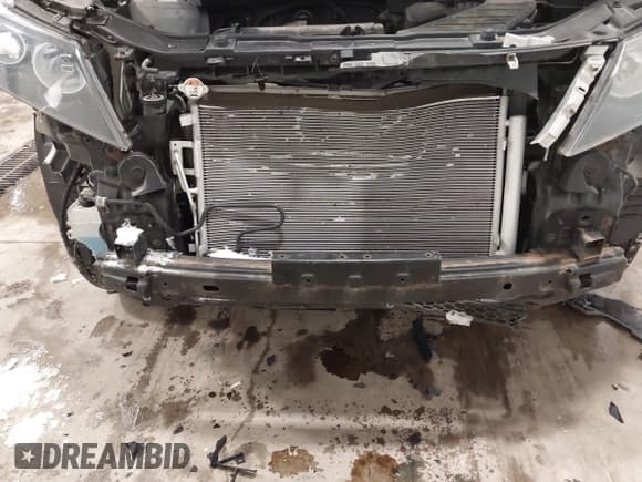 ✅ 2011 Kia Sorento LX • VIN: 5XYKTCA15BG015079 • Lot: 43826814. Wystawiony na IAAI z przebiegiem 176 089 mil. Bezpłatny archiwum sprzedaży aukcyjnych z USA i szczegółowy raport historii pojazdu na DreamBid. Zdjęcie 6.