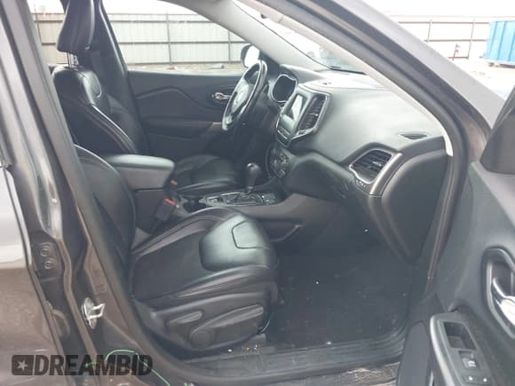 ✅ 2019 Jeep Cherokee Latitude Plus • VIN: 1C4PJLLB3KD249480 • Лот: 42648645. Опубликован ранее на IAAI с пробегом 124 605 миль. Бесплатный доступ к архиву аукционных продаж из США и подробный отчёт об истории автомобиля на DreamBid. Изображение 5.