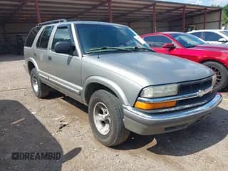 ✅ 2001 Chevrolet Blazer LT • VIN: 1GNCS13W112118178 • Lot: 42556250. Wystawiony na IAAI z przebiegiem 182 771 mil. Bezpłatny archiwum sprzedaży aukcyjnych z USA i szczegółowy raport historii pojazdu na DreamBid. Zdjęcie 1.