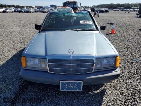 ✅ 1989 Mercedes-Benz 190 • VIN: WDBDA29D0KF609460 • Lot: 76746744. Wystawiony na Copart z przebiegiem 57 439 mil. Bezpłatny archiwum sprzedaży aukcyjnych z USA i szczegółowy raport historii pojazdu na DreamBid. Zdjęcie 5.