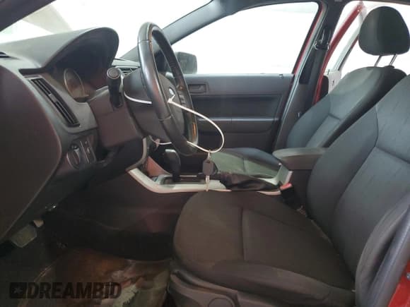 ✅ 2010 Ford Focus SE • VIN: 1FAHP3FN5AW119072 • Lot: 67077425. Wystawiony na Copart z przebiegiem 180 543 mil. Bezpłatny archiwum sprzedaży aukcyjnych z USA i szczegółowy raport historii pojazdu na DreamBid. Zdjęcie 7.