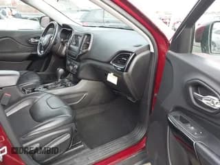 ✅ 2019 Jeep Cherokee Altitude • VIN: 1C4PJMLN7KD365135 • Лот: 43695313. Опубликован ранее на IAAI с пробегом 83 528 миль. Бесплатный доступ к архиву аукционных продаж из США и подробный отчёт об истории автомобиля на DreamBid. Изображение 5.