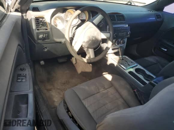 2010 Dodge Challenger SE z VIN 2B3CJ4DV1AH296636, wystawiony jako Copart lot #85839365 z przebiegiem 148 202 mil mil oraz Czysty tytuł • Clean title. Historia ofert i sprzedaży dostępna na DreamBid. Obrazek 8.