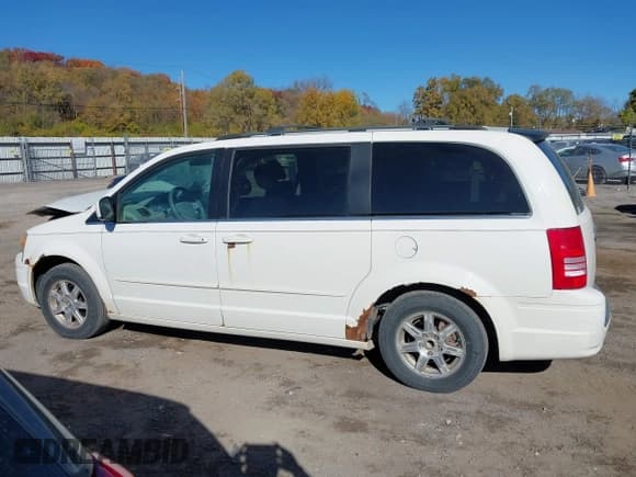 ✅ 2008 Chrysler Town & Country Touring • VIN: 2A8HR54P58R635450 • Lot: 43638098. Listed on IAAI with 322,652 mi. Free auction sales archive from the USA and detailed vehicle history report at DreamBid. Image 14.