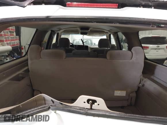 2005 Chevrolet Suburban LS z VIN 1GNFK16Z45J176719, wystawiony jako IAAI lot #42325067 z przebiegiem 199 884 mil mil oraz . Historia ofert i sprzedaży dostępna na DreamBid. Obrazek 17.