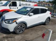 ✅ 2019 Nissan Kicks S • VIN: 3N1CP5CU3KL525857 • Lot: 43394925. Wystawiony na IAAI z przebiegiem 65 935 mil. Bezpłatny archiwum sprzedaży aukcyjnych z USA i szczegółowy raport historii pojazdu na DreamBid. Zdjęcie 2.