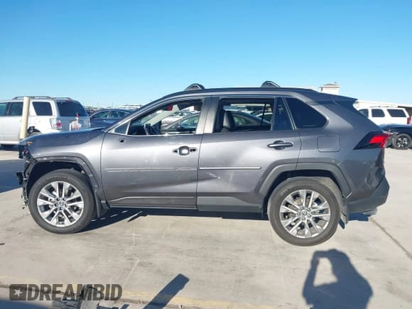 ✅ 2024 Toyota RAV4 XLE Premium • VIN: 2T3C1RFV5RC298640 • Lot: 43519245. Wystawiony na IAAI z przebiegiem 31 001 mil. Bezpłatny archiwum sprzedaży aukcyjnych z USA i szczegółowy raport historii pojazdu na DreamBid. Zdjęcie 15.