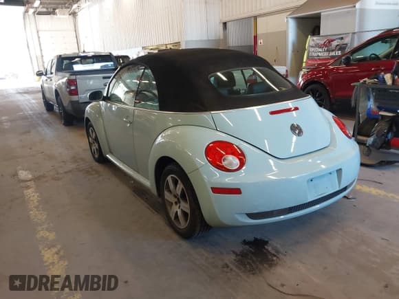 ✅ 2006 Volkswagen Beetle • VIN: 3VWRF31Y36M320055 • Lot: 42015054. Wystawiony na IAAI z przebiegiem 123 350 mil. Bezpłatny archiwum sprzedaży aukcyjnych z USA i szczegółowy raport historii pojazdu na DreamBid. Zdjęcie 3.