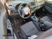 ✅ 2021 Hyundai Kona SEL • VIN: KM8K22AA8MU617713 • Лот: 67488835. Опубликован ранее на Copart с пробегом 69 508 миль. Бесплатный доступ к архиву аукционных продаж из США и подробный отчёт об истории автомобиля на DreamBid. Изображение 8.