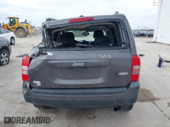 ✅ 2015 Jeep Patriot Latitude • VIN: 1C4NJPFA9FD413645 • Lot: 41633572. Wystawiony na IAAI z przebiegiem 118 766 mil. Bezpłatny archiwum sprzedaży aukcyjnych z USA i szczegółowy raport historii pojazdu na DreamBid. Zdjęcie 17.