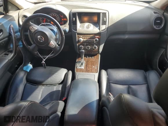 ✅ 2009 Nissan Maxima SV • VIN: 1N4AA51EX9C844976 • Lot: 89519025. Wystawiony na Copart z przebiegiem 156 291 mil. Bezpłatny archiwum sprzedaży aukcyjnych z USA i szczegółowy raport historii pojazdu na DreamBid. Zdjęcie 8.