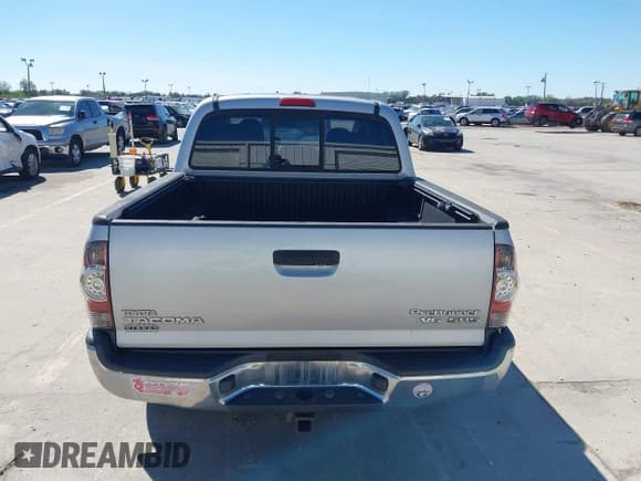 ✅ 2011 Toyota Tacoma PreRunner • VIN: 3TMJU4GN4BM112236 • Lot: 41595008. Listed on IAAI with 197,397 mi. Free auction sales archive from the USA and detailed vehicle history report at DreamBid. Image 16.